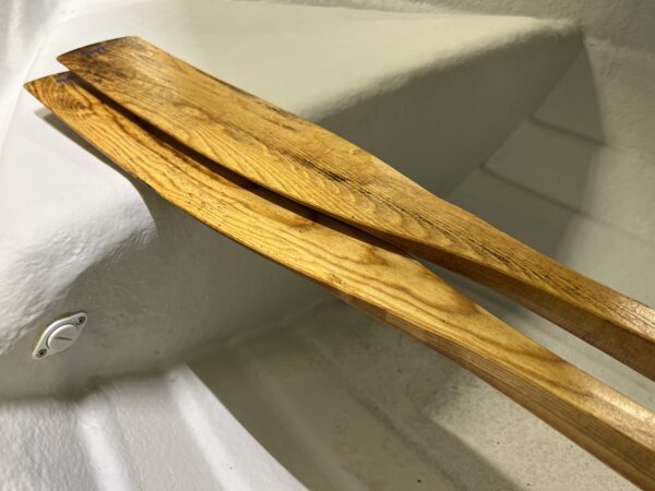Finskproduserte treårer i høy kvalitet som er behandlet med tjære. Årene har et design og en utførelse som gjør at de er spesielt gode å ro med. Årene har en mørk og pen brunfarge, og de lukter veldig godt!