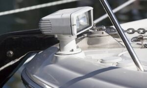 Hos West System Norge AS (båtbutikken på Alnabru i Oslo kan du velge og vrake i over 22.000 båtprodukter! Vi har det meste innen båtpleie og opplagsutstyr, moring, tauverk og fortøyning, motortilbehør, styring og kontrollutstyr, VVS- og lenseutstyr, sikkerhetsprodukter og vester, seilbåtutstyr, navigasjon, lyd og bilde, elektronikk, belysning, fritid og fiske, jernvare, beslag og skruer, varme, ventilasjon og luker, innredning og interiør. Sjekk våre nettsider for å bli kjent med vårt utvalg. Vi sender varer til hele Norge! Se: www.westsystem.no Dessuten er vi eksperter på epoxy, glassfiberduker, tette og fugemasser, lakk, olje og maling. I vår butikk jobber det voksne fagfolk. Du er alltid velkommen til å snakke med en av oss. Vi vil veilede deg, og hjelpe deg til å velge det beste utstyret for ditt formål. Du kan alltid besøke vår butikk på Alnabru i Oslo, eller ta kontakt med oss per e-post eller telefon!